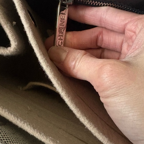 CHANEL Beige Canvas Shoulder Bag with Yellow Trim and Black Camellia - Picture 2 of 3